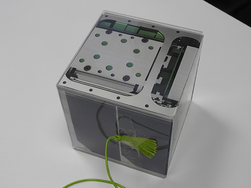 超小型テザー衛星のイメージモックアップ。1辺が100mmの立方体形状である