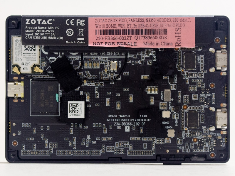 背面パネルを外したところ。ネジ4本で簡単にパネルを外すことができる。とはいえ、メモリもストレージも増設できないので、あまり意味はない