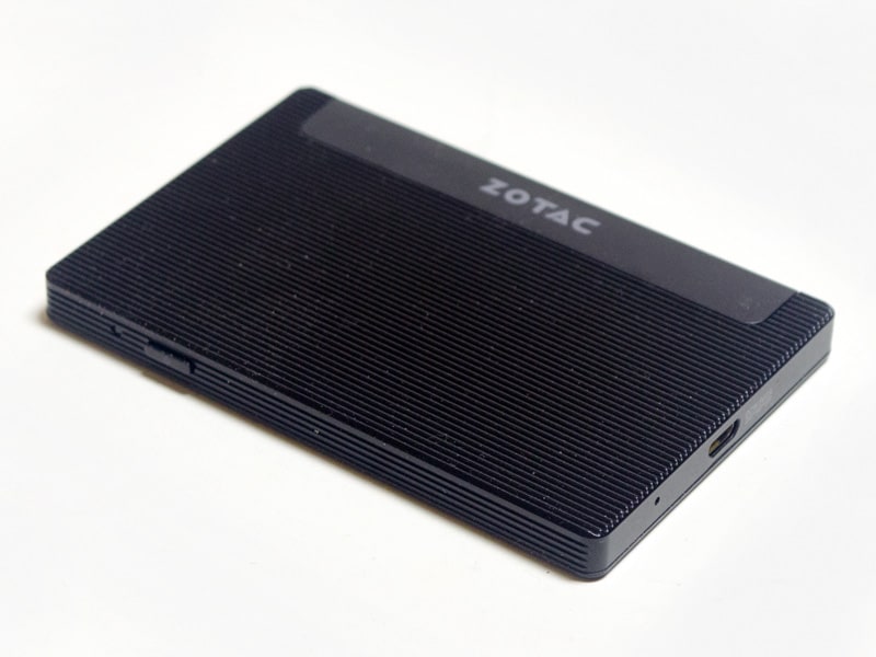 右側面に給電用のMicro USB。下側面に電源ボタンとパワーLED(通電で橙色/オンで緑色)