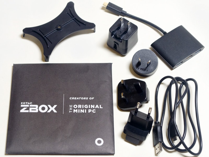 付属品一式。マウンティングブラケット、USB式ACアダプタ、USB Type-C to HDMI/USB Type-A×2変換アダプタ、USBケーブル、各種プラグ