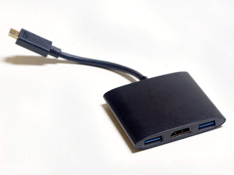 USB Type-C to HDMI/USB Type-A×2変換アダプタ。これがないType-C→DisplayPortケーブルを使った接続(もしくはType-C→HDMIアダプタ)、USBはType-C対応のHUBが別途必要になるため、同梱はありがたい