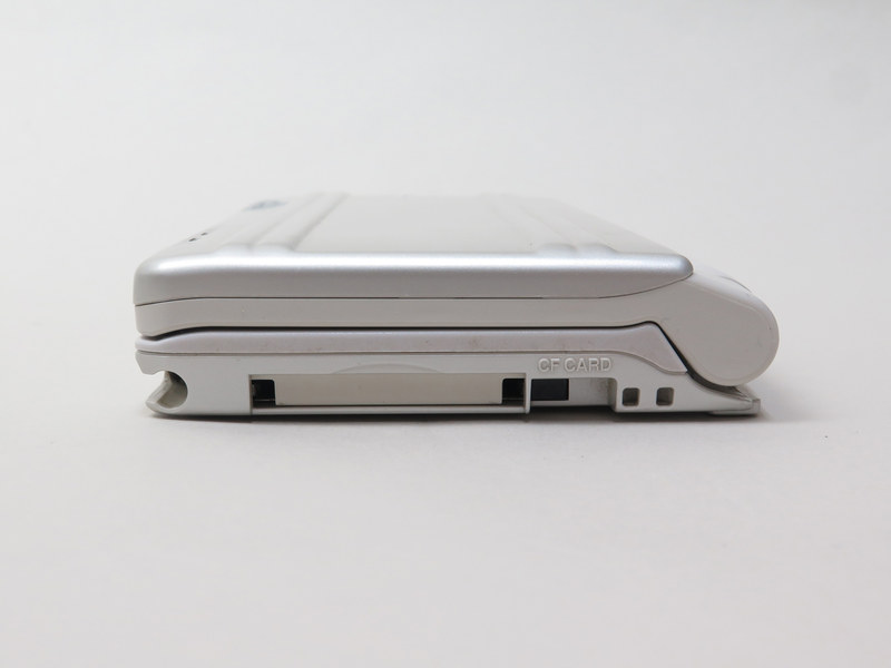 右側面にCFカードスロットとストラップホール