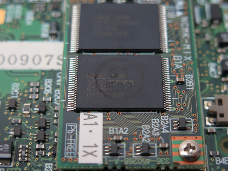 μPD23C128040Lは不揮発性メモリ