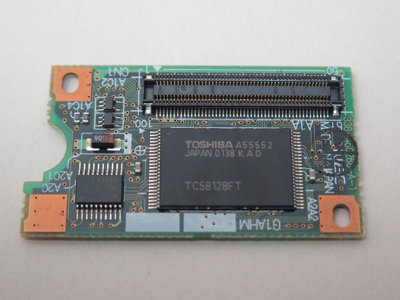 ドーターボードの裏側に東芝製のNAND EEPROM「TV58128FT」を備える