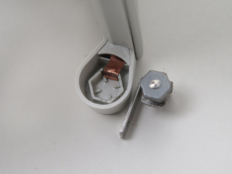 受け側が弱いヒンジ部(汚れがそのままで恐縮)