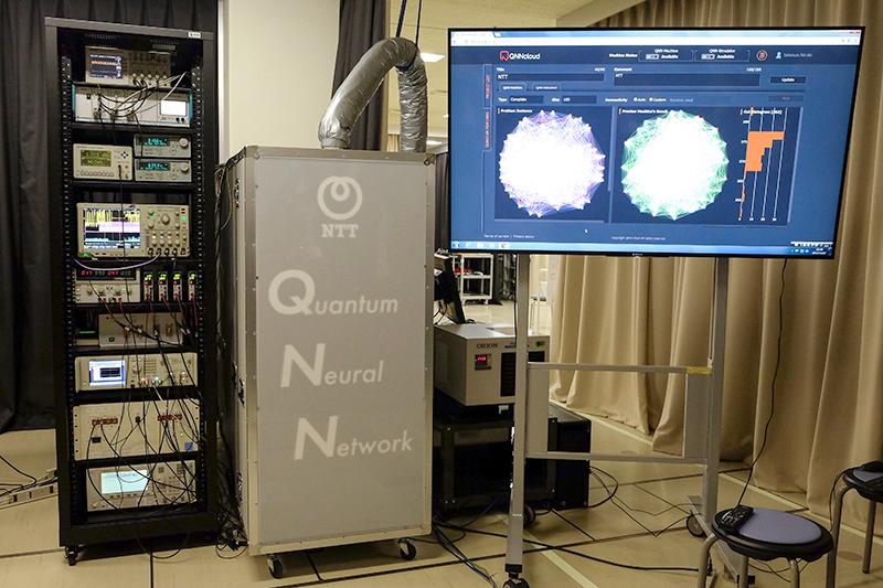 QNN計算機。左のラックは電力制御などの機器で、中央が温度管理された本体