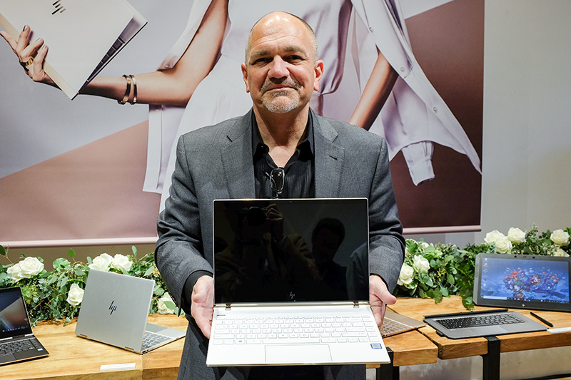 Spectre 13を持つ米HP パーソナルシステムズ インダストリアルデザイン担当 バイスプレジデント ステイシー・ウルフ氏