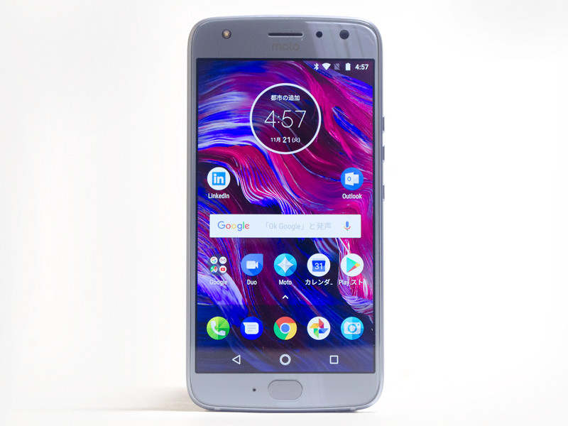 パネル中央上に、スピーカーと前面カメラ。下中央に指紋センサー。ナビゲーションはソフトウェア式