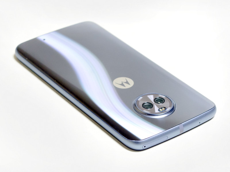 左側面にはなにもなく、上部にSIM/microSDカードスロット