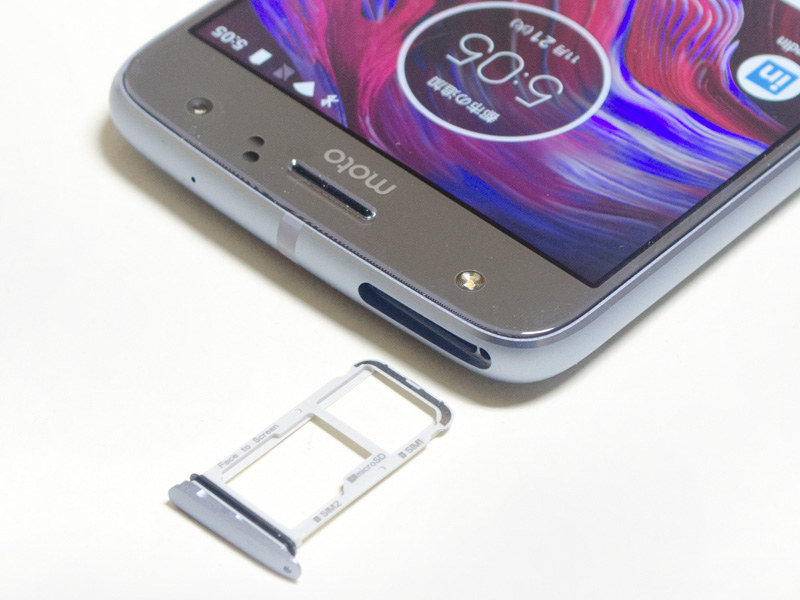 奥側がSIM1/手前がSIM2(microSDカードと排他)