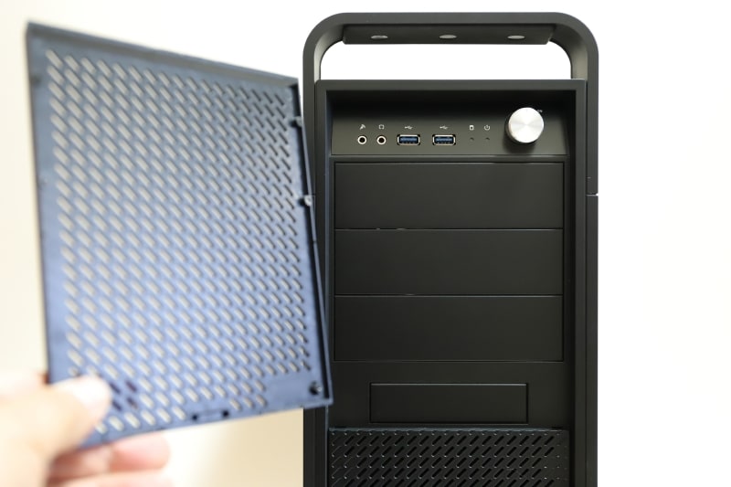 マグネット式の着脱型フロントパネルをはずすと、5インチオープンベイ×3、3.5インチオープンベイ×1が現われる