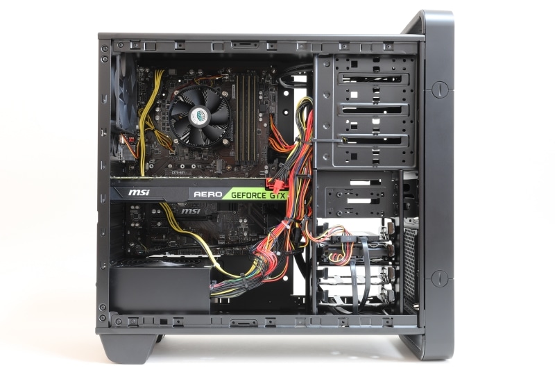 本体左側面内部。Intel Z370チップセットを搭載したMSI製マザーボードを採用