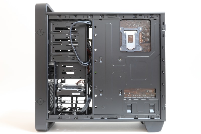 本体右側面。メンテナンス性を重視して、ケーブルは裏配線されていない