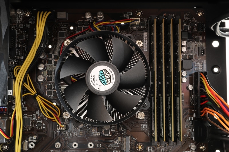 CPUファンはCooler Master製「CM12V」を使用。7,800円で水冷CPUクーラーに変更可能だ。メモリタイプはPC4-19200 DDR4で、スロット数は4つ。交換が必要だが、メモリは最大64GBまで搭載できる