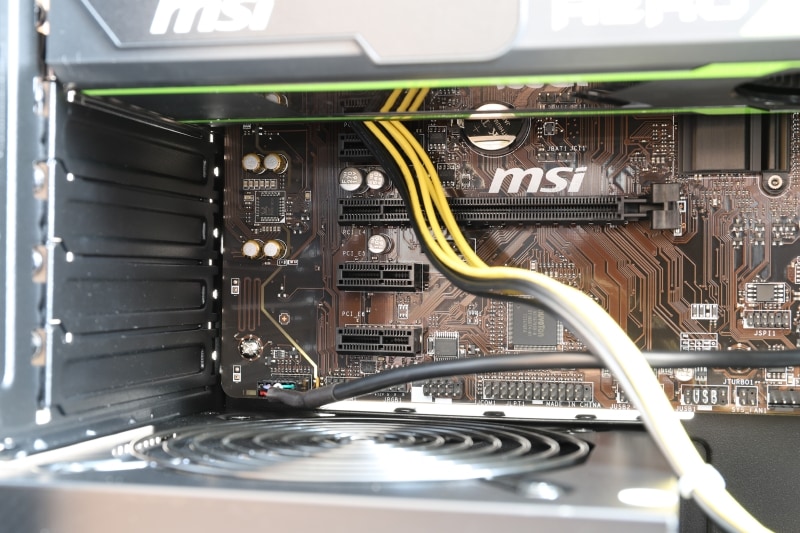 拡張スロットはPCI Express×16を2基(うち1基は×4動作)、PCI Express ×1を4基搭載。CPU用電源ケーブルが邪魔になって拡張カードを挿しにくい