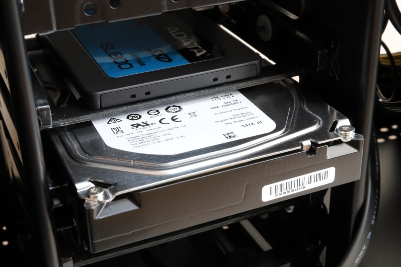 借用機は、SSDにADATA Technology製「ASU800SS-480GT-B」、HDDにシーゲート製「ST3000DM008-2DM166」が搭載されていた