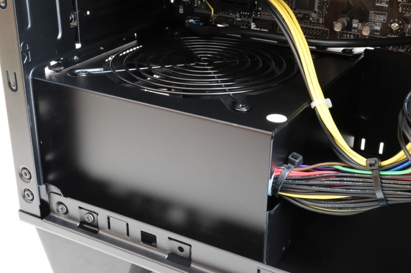 標準搭載されている電源は700W仕様(80PLUS BRONZE)。プラス5,800円で700W仕様(80PLUS GOLD)、プラス13,800円で1,200W仕様(80PLUS GOLD)に変更可能だ