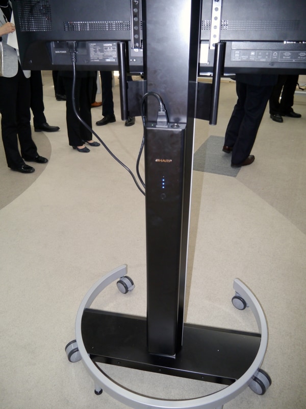 バッテリを搭載したスタンドを参考展示