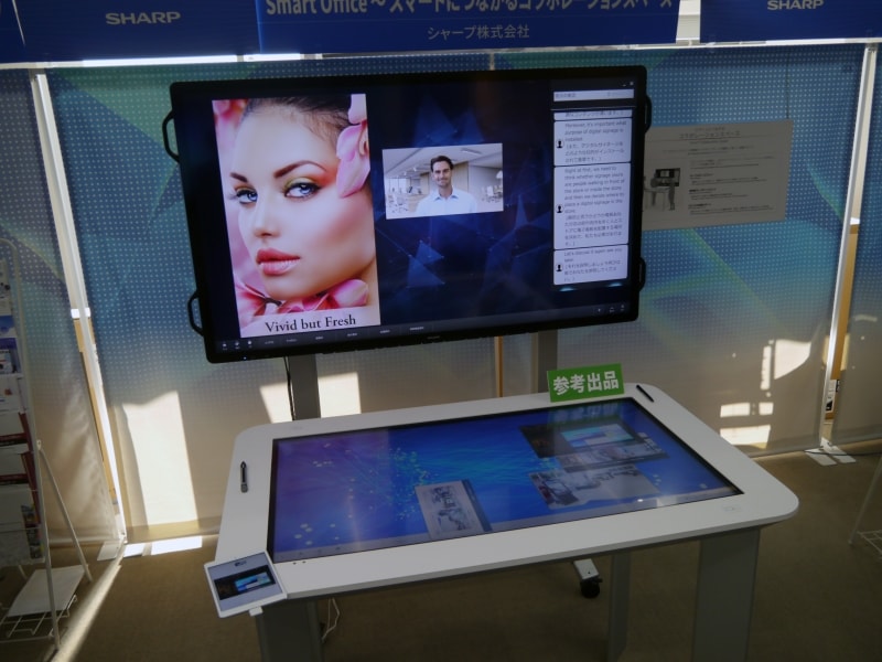 テーブル型のBIG PADを参考展示。奥にある4Kモデルと連携させてより鮮明な画像は4K側で表示たり、ビデオ会議で利用することも可能