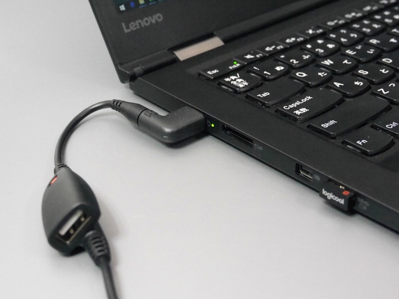 ノートPCに挿し込んだところ。65Wの出力があるので、多くのノートPCに対応する