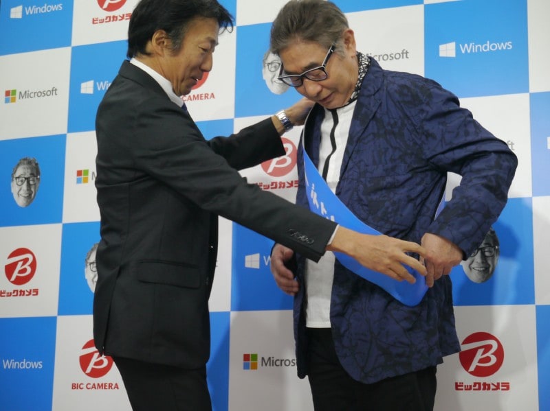 日本マイクロソフト 執行役員常務 コンシューマー&デバイス事業本部長の檜山太郎氏から、「クリエイティブ・ディレクター」と書かれたタスキをかけられた蛭子能収さん