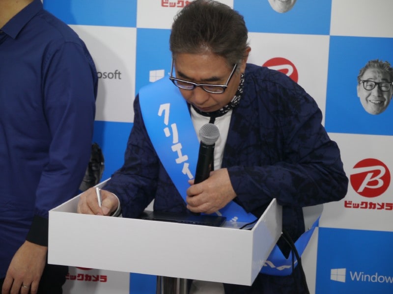 オリジナル店頭POPを描いている様子