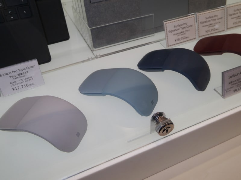 限定数量で販売するアクアカラーのタイプカバーやデジタルペン、マウス