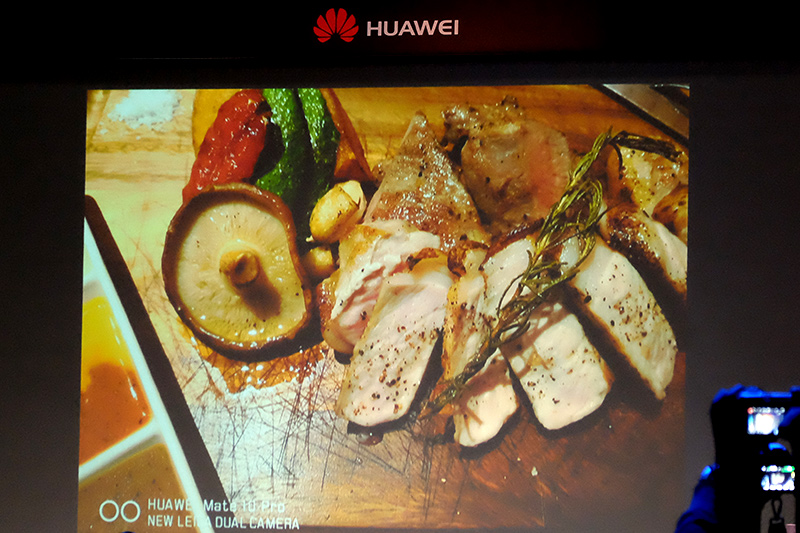 かなり暗いレストランでしっかり構えずSS 1/4～1/8程度で撮影しても、手ブレ補正でブレずに明るく撮れたという