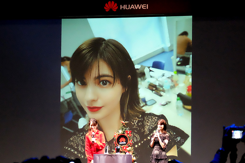 ゲスト登壇したマギーさんは楽屋での自撮りを例に、逆光でも綺麗に撮れたと語っていた