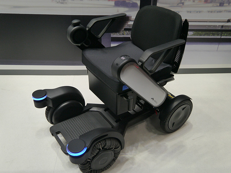 ロボット電動車椅子「WHILL NEXT」