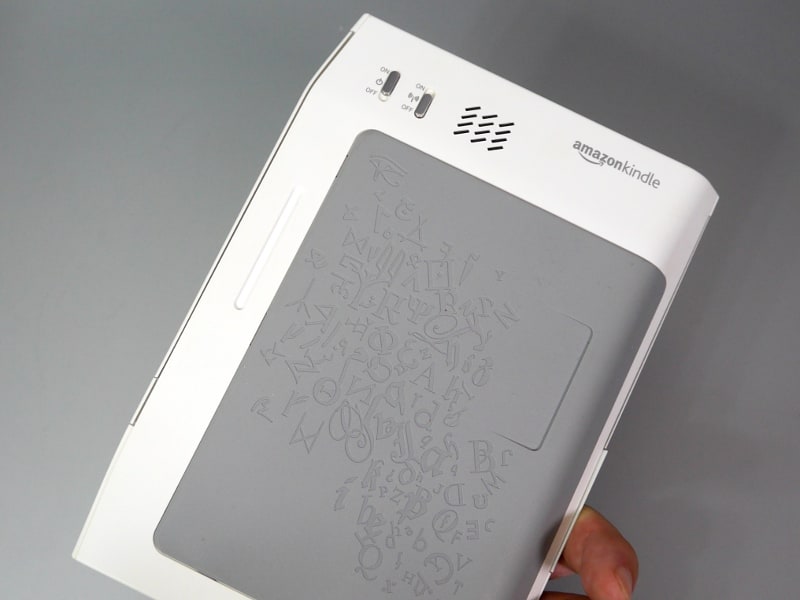 電源スイッチに通信スイッチと、やたらと物理キー／スイッチを備えるのが特徴。アルファベットがモールドされた背面カバーも独特の意匠だ