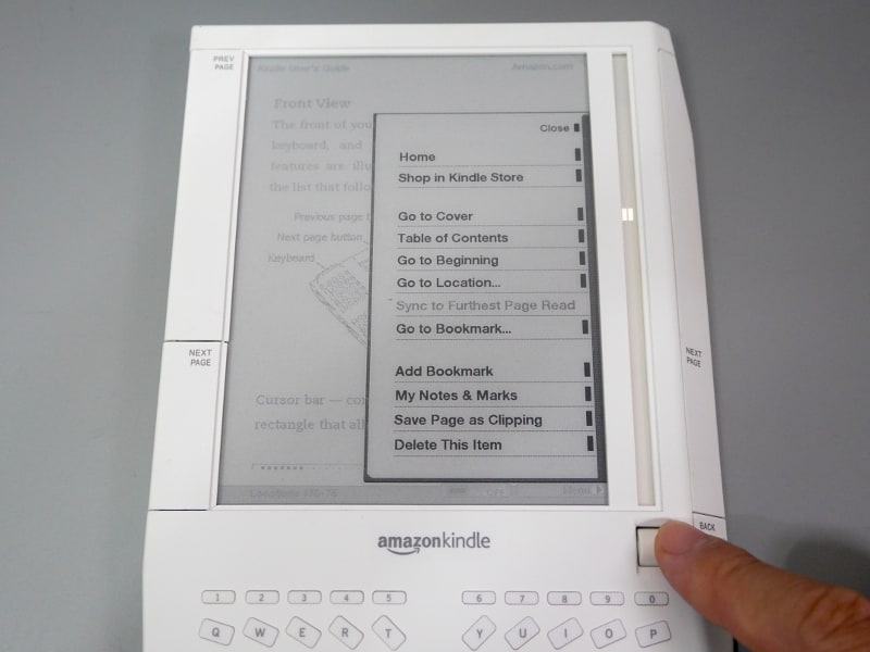 画面右下に搭載されているホイールを回すと、銀色のマークが上下に移動し、ホイールを押し込むことによってその左側にある項目が選択される仕組み。1世代限りで廃止された、あまりにも独特すぎる仕様だ