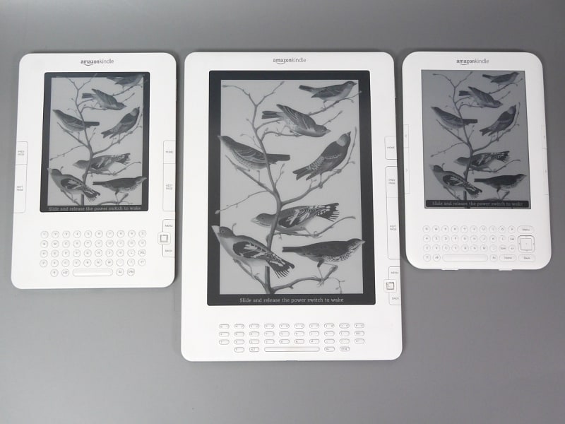 Kindle 2(左)、Kindle DX(中)、Kindle 3(右)。Kindle 3はその後Kindle Keyboardと名前を変えて第4世代モデルの登場後もしばらく併売された。またKindle DXも後継機こそ出なかったもののロングセラーとなった