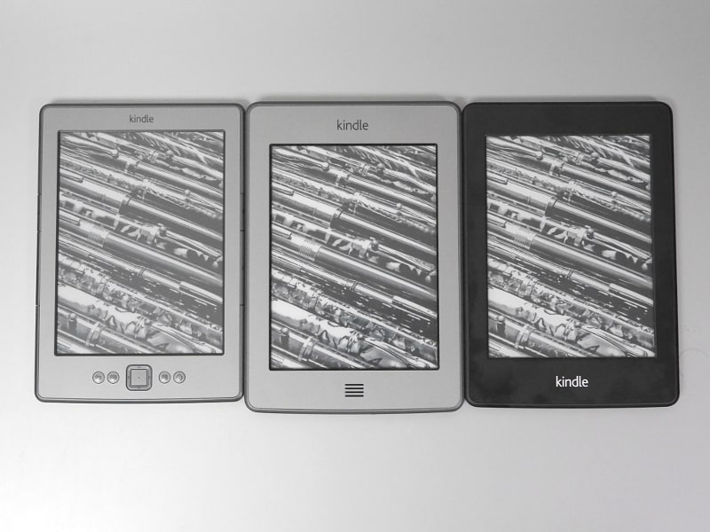 Kindle 4(左)、Kindle Touch(中)。いずれも第4世代モデルで、Kindle Touchは初めてタッチスクリーンを搭載したモデルとなる。右端はその翌年に発売された第5世代モデルのKindle Paperwhite