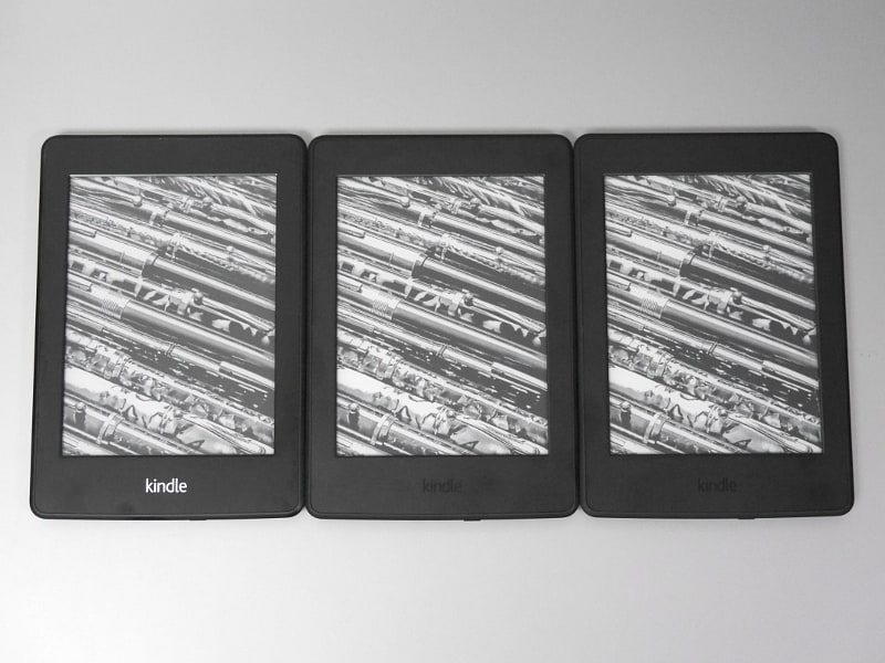 日本版Kindleストア向けの初の端末となったKindle Paperwhite(左)。これは第5世代モデルで、その後第6世代(中)、第7世代(右)とほぼ同じ形状のまま現在に至るまでロングセラーとなっている