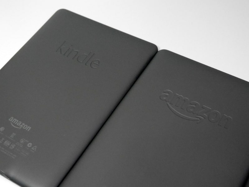 第5世代モデルのみ、背面のモールドが「Amazon」ではなく「Kindle」となっている。敢えてボディデザインは変更せず、一部のモールドだけを変更するというのは、一般的なメーカーの感覚からすると珍しい