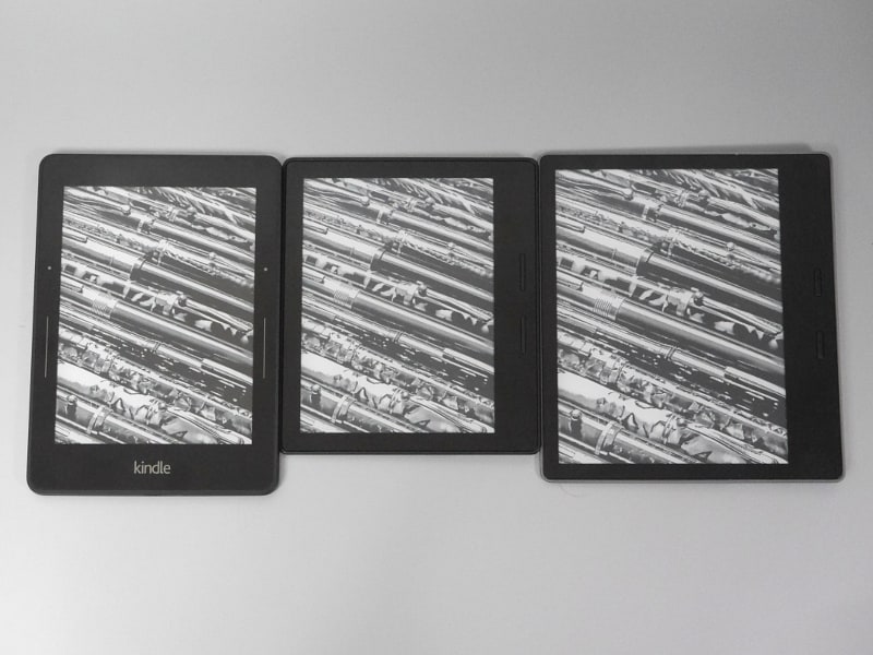 Kindle 4でいったん廃止されたページめくりボタンは、高級路線であるKindle Voyage(左)で復活。第8世代Kindle Oasis(中)および第9世代Kindle Oasis(右)は、上下対称のページめくりボタンを採用する