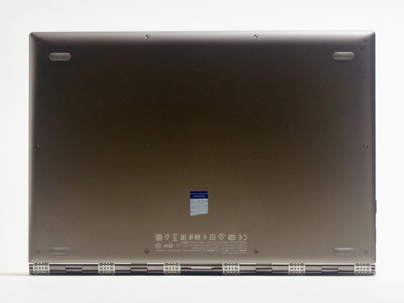 底面。四隅にゴム足と、手前左右にステレオスピーカー