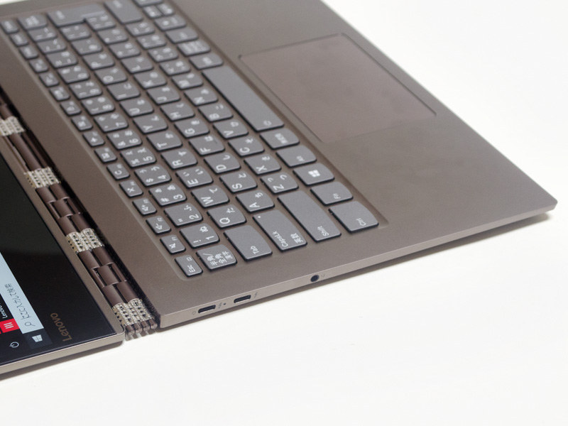 左側面。USB 3.1(給電も兼ねる)×2、音声入出力