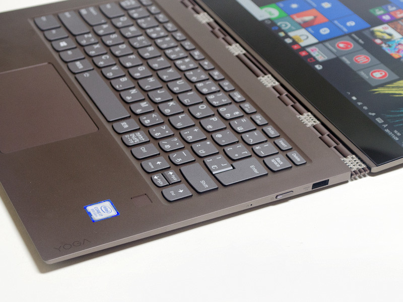 右側面はUSB 3.0(Powered USB)、電源ボタン