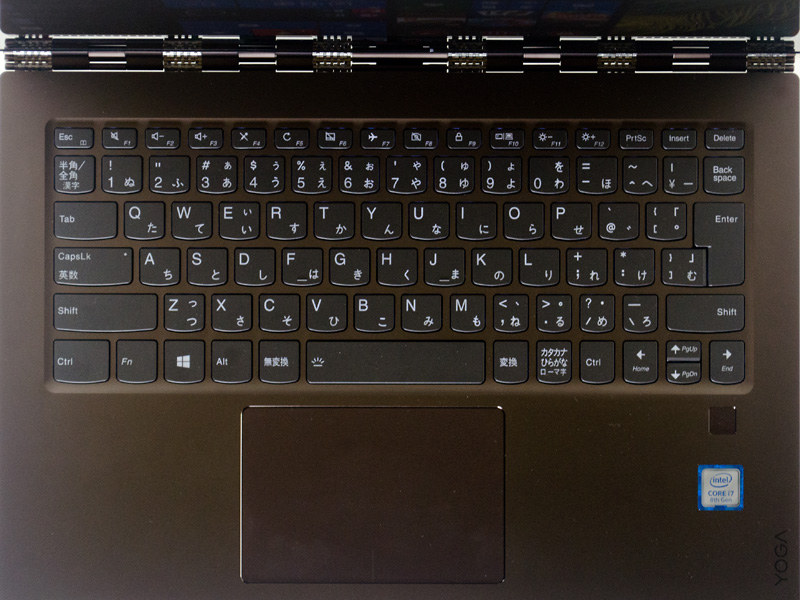 キーボード(バックライト最大)。テンキーなしのアイソレーションタイプ。[Fn]+[Space]でキーボードバックライトオフ/2段階の明るさに調節可能。右手前に指紋センサー。タッチパッドはボタンのない1枚プレート型