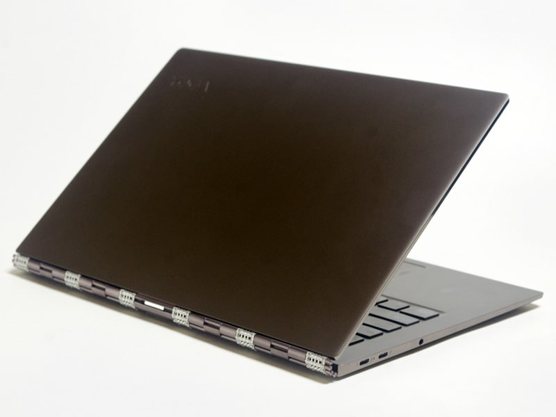 斜め後ろから。キーボード周辺のブロンズと同じ素材。ロゴがLenovoではなくYOGAになっている