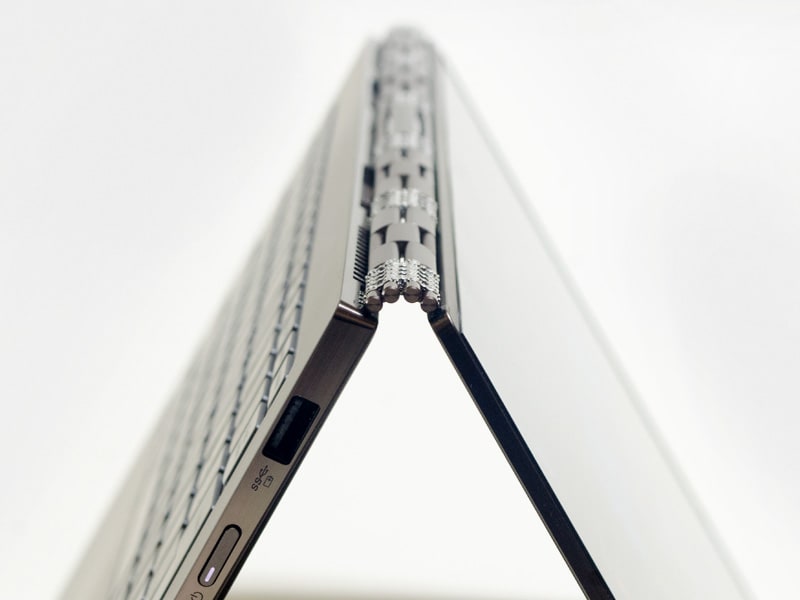 独特形状のヒンジ。腕時計のバンドのように見える「ウォッチバンドヒンジ」は健在