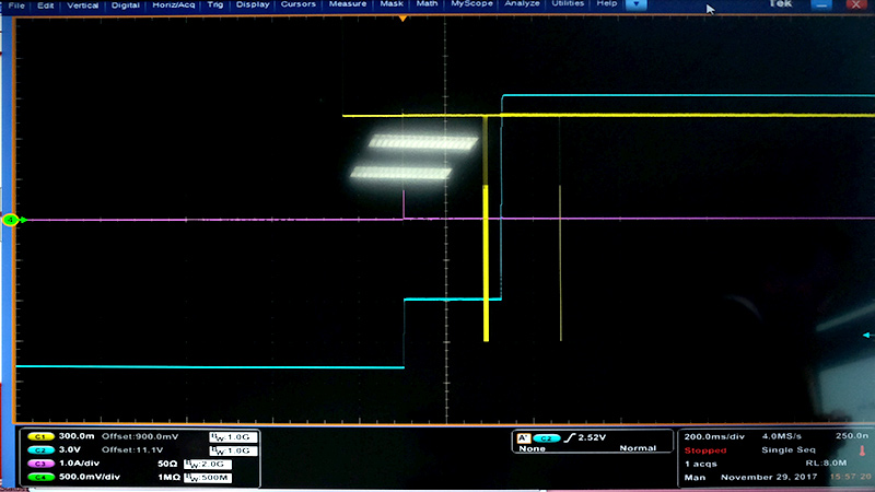 水色が電圧、黄色はCCラインの通信。最初に5Vが供給され、CCラインでPDのネゴシエーションが行なわれたあとに20Vを供給しているのがわかる