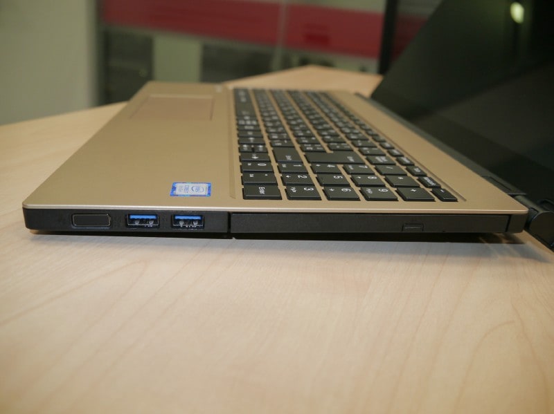 電源ボタンにはWindows Hello対応の指紋認証センサーを内蔵