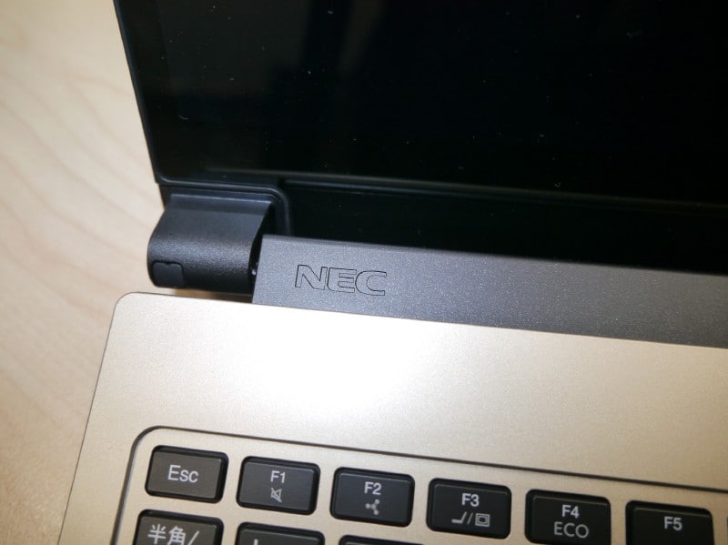 NECロゴは目立たない場所に配置