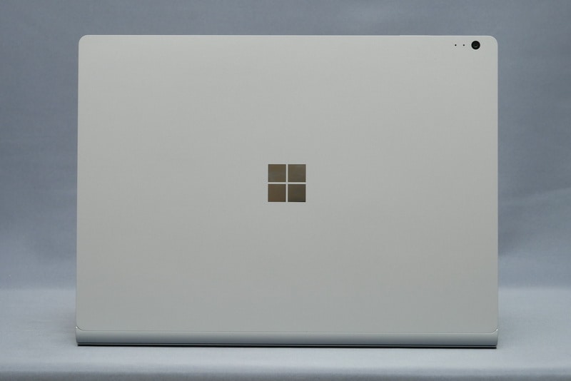 天板部分。デザインは従来モデルとほぼ同じで、非常にシンプル。筐体素材はマグネシウム合金で、マット調の加工を施している点も同様。フットプリントは312×232mm(幅×奥行き)