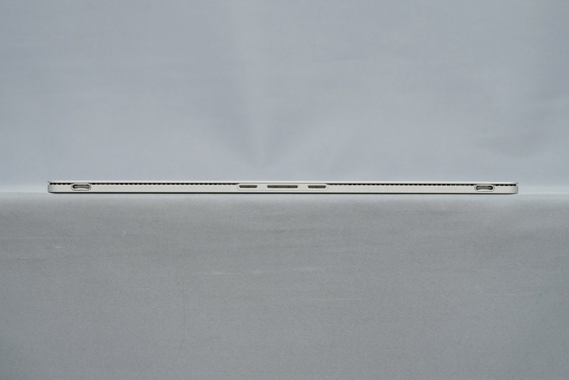 ディスプレイ部の下部側面。タブレット型Surfaceシリーズと違い、側面が垂直に切り落とされていることがわかる