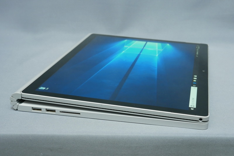 ディスプレイを外に向けて装着し閉じたスタジオモード。適度な角度で軽快なペン入力が行なえる