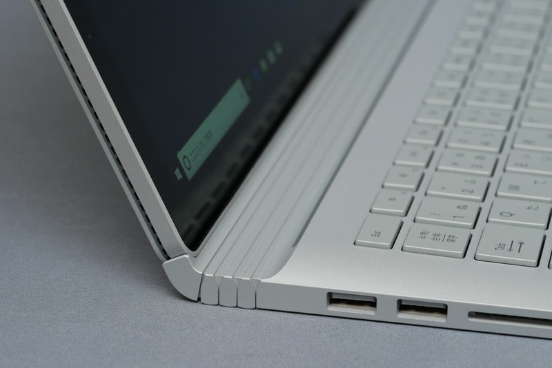 キーボード後方のヒンジは、従来同用の蛇腹状「Dynamic Fulcrum Hinge」を採用。スムーズな開閉が行なえる